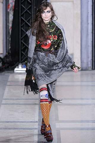 Remera estampada falda estampada capa Vivienne Westwood